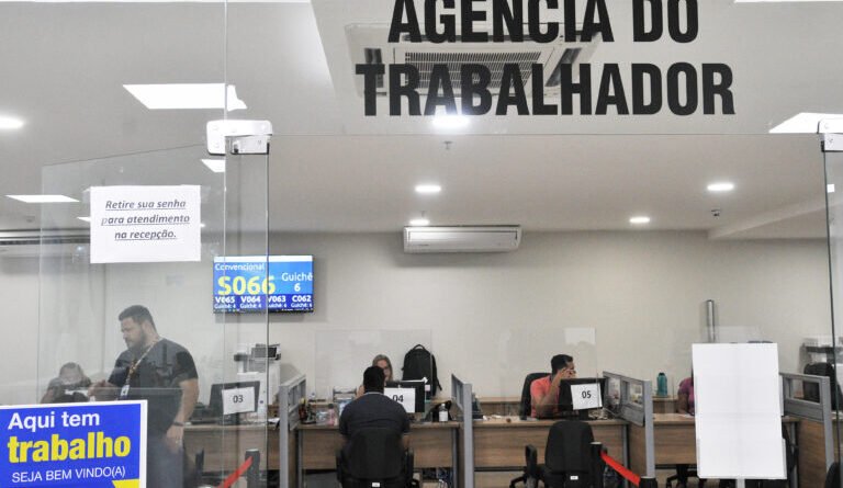 Agências do trabalhador têm vagas com salários de até R$ 3,5 mil nesta terça (24)