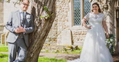 Foto do casal Nathan e Katia no dia do casamento. O homem está de terno encostado em uma arvore, e a noiva mais atrás sorrindo -Metrópoles