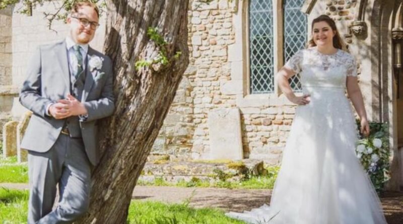 Foto do casal Nathan e Katia no dia do casamento. O homem está de terno encostado em uma arvore, e a noiva mais atrás sorrindo -Metrópoles