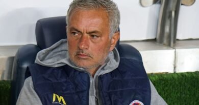 Mourinho é punido após usar laptop em protesto contra VAR no Campeonato Turco