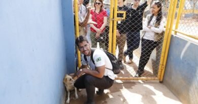 guilherme dutra durante vacinacao no abrigo. foto jhonatan cantarelle agencia saude df 1 768x512