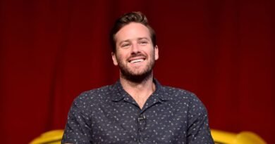 Armie Hammer ironiza polêmica sobre canibalismo: “Meio que gosto agora“