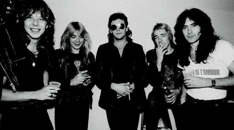 Foto em preto e branco de Clive Burr, Dave Murray, Paul Di'Anno, Adrian Smith e Steve Harris no Iron Maiden - Metrópoles