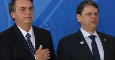 Tarcísio conversa com Bolsonaro e pede discurso de voto útil em Nunes contra Marçal em live