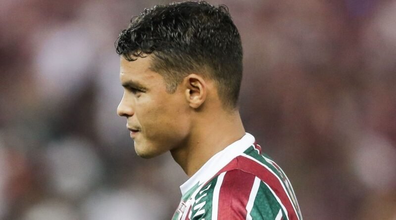 Thiago Silva joga contra o Flamengo? Veja a situação do zagueiro do Fluminense