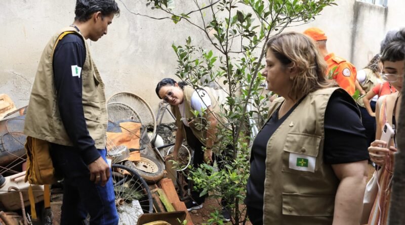 Agentes de Vigilância Ambiental do DF fazem visitas domiciliares para combater a dengue