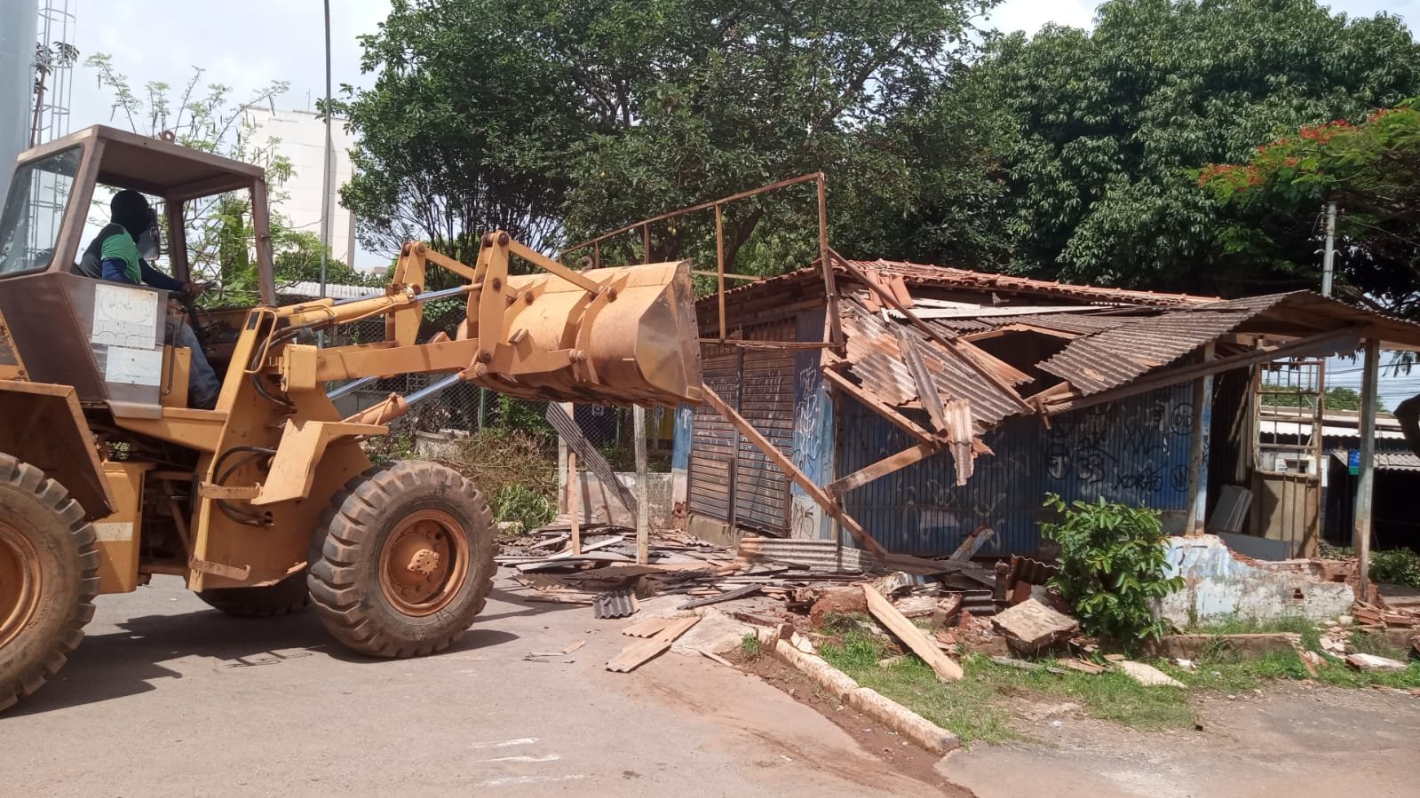 Após reivindicações, quiosque abandonado é derrubado em Samambaia