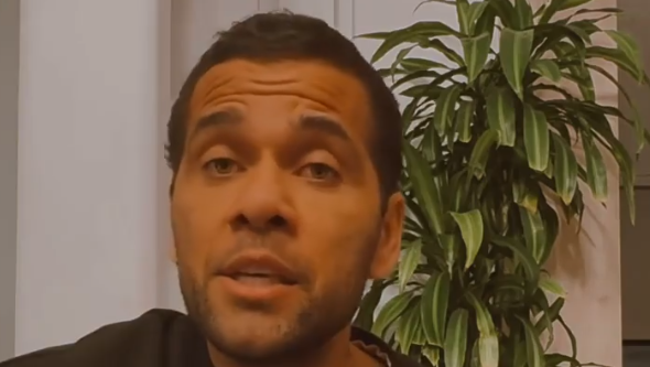 Após sair da cadeia, Daniel Alves posta cantando música gospel