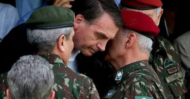 Bolsonaro tenta jogar trama golpista para Heleno e Braga Netto, e militares reagem