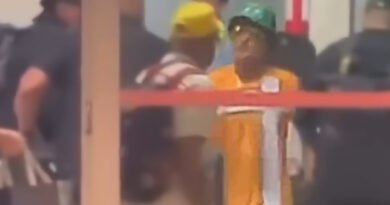 Bruno Mars usa a camisa do Brasiliense Futebol Clube