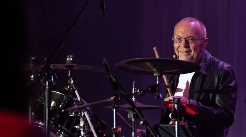 Imagem colorida de Colin Petersen tocando bateria - Metrópoles