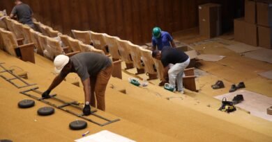 instalação das poltronas da sala martins pena do teatro nacional