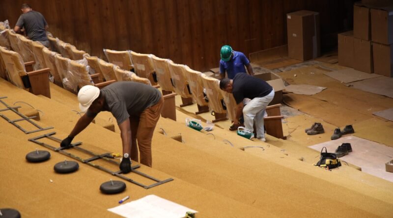 instalação das poltronas da sala martins pena do teatro nacional