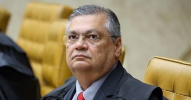 Dino se solidariza com Moraes e diz ser vã ideia de que ministro decide sozinho rumos do STF