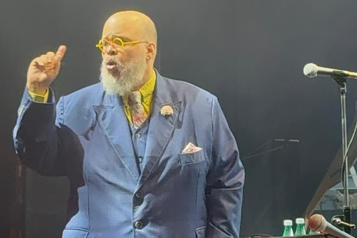 Ed Motta volta atrás e pede desculpas após demitir funcionário em show