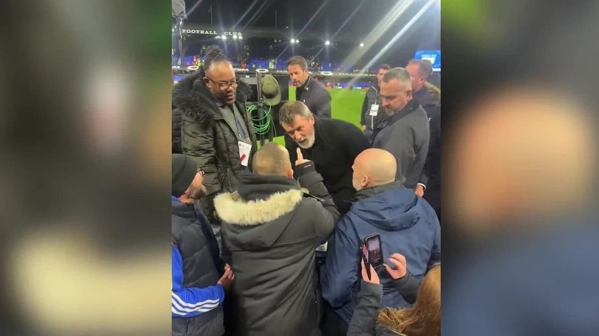 Ídolo do United chama torcedor para briga em jogo da Premier League; assista