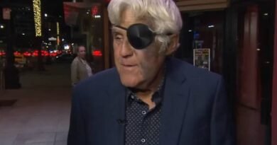 Jay Leno faz aparição com tapa-olho após cair de penhasco de 18 metros