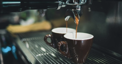 O papel das cafeteiras na rotina de quem ama café fresco e prático