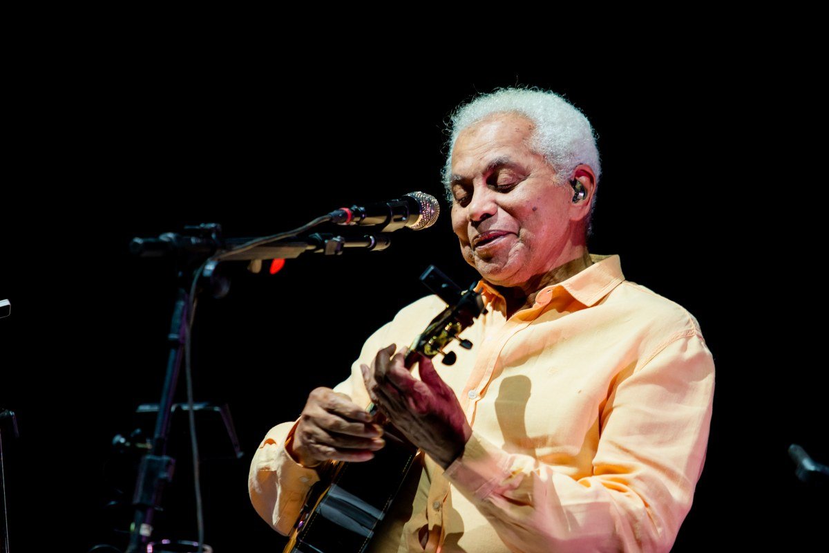 Paulinho da Viola celebra o samba durante show emocionante em Brasília