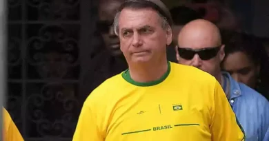 jair bolsonaro serio usando a camisa amarela do brasil 1 119113