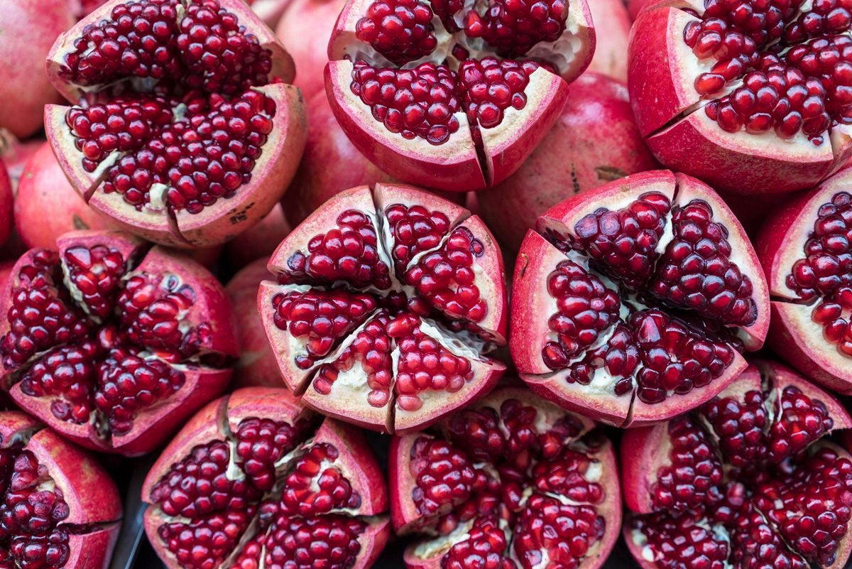 Além da sorte: saiba os benefícios da romã, fruta típica do fim de ano