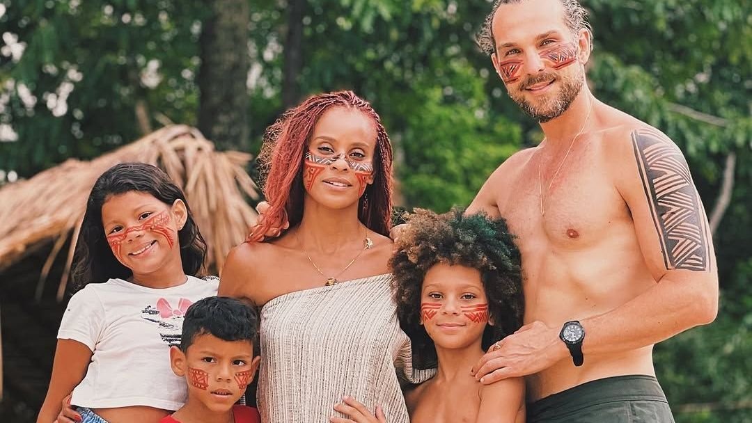 Aline Wirley e Igor Rickly celebram 1 ano de adoção dos filhos: “História linda“