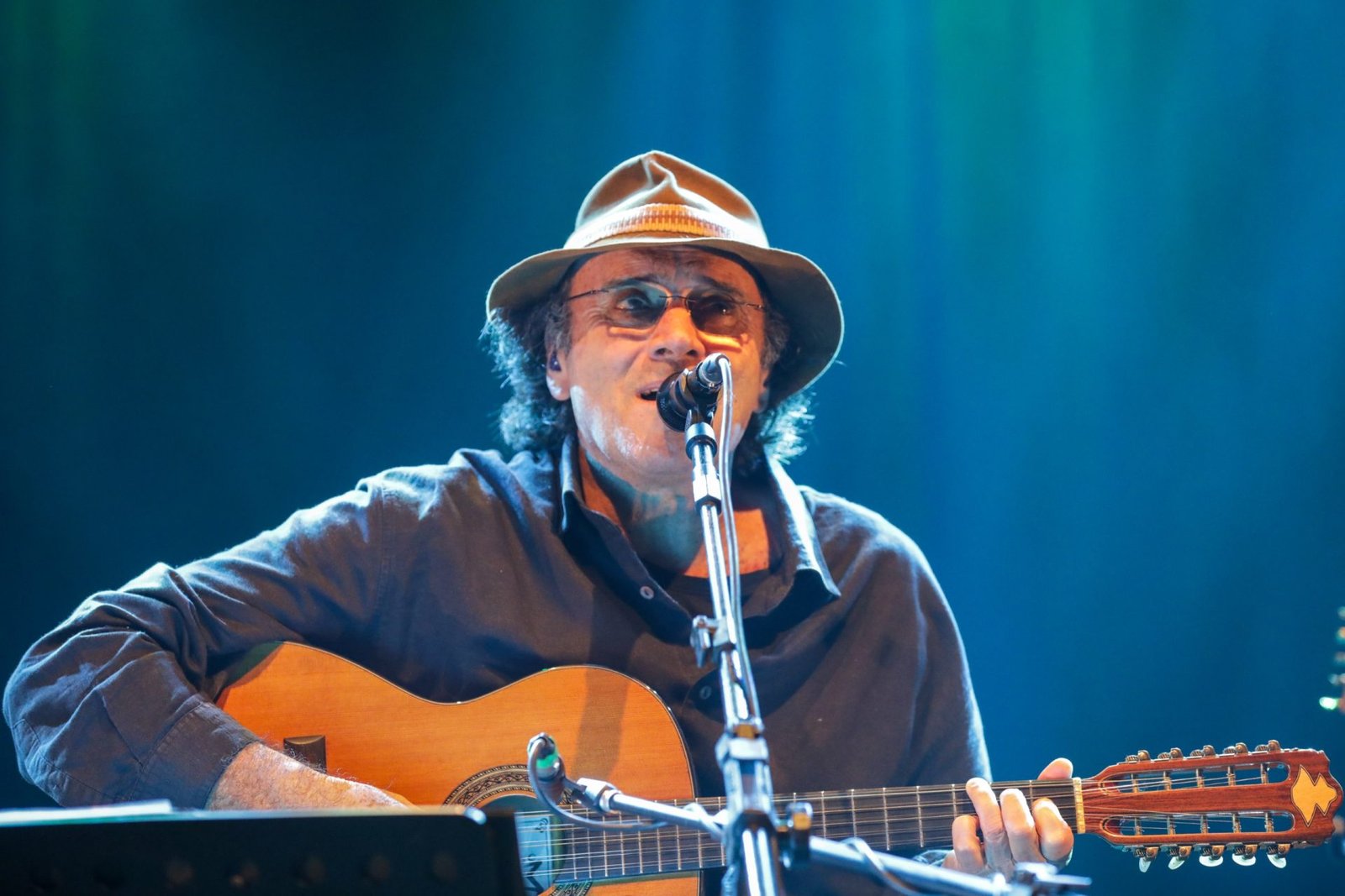 Brasilienses celebram noite no Teatro Nacional com apresentação de Almir Sater