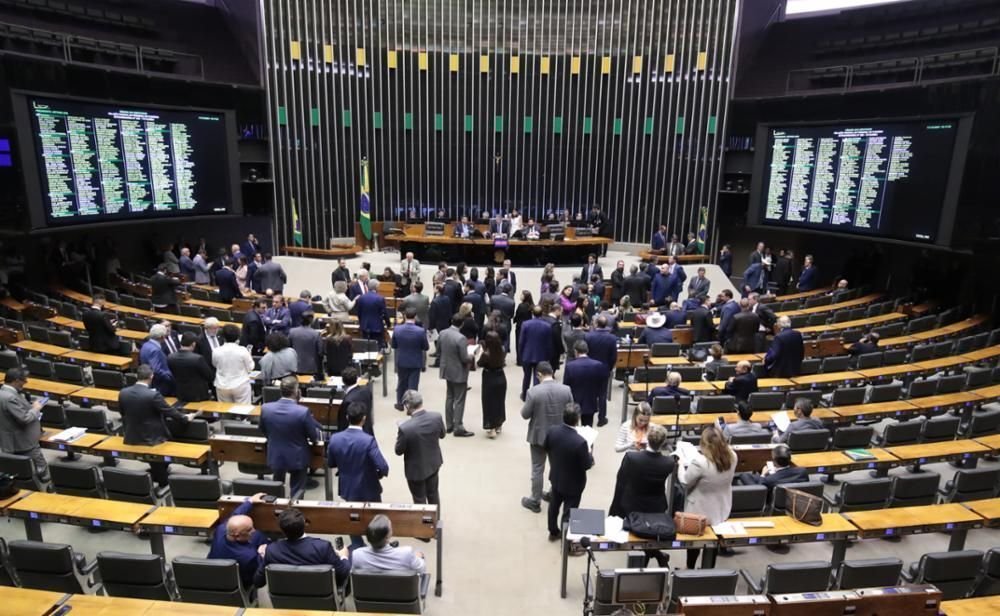 Câmara suspende votação da PEC do pacote fiscal e análise fica para quinta (19)