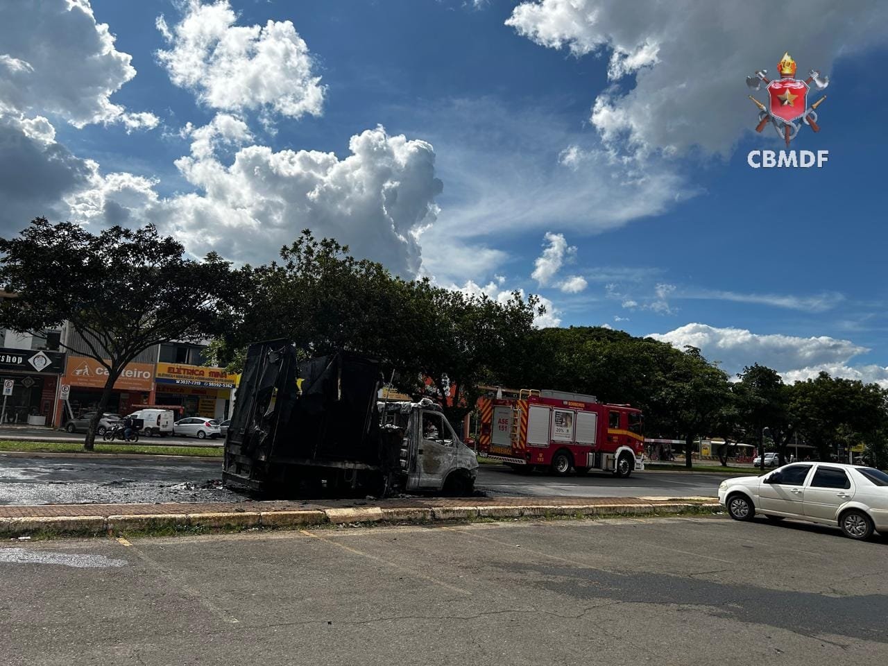 Carreta tomba na BR-020, região de Planaltina