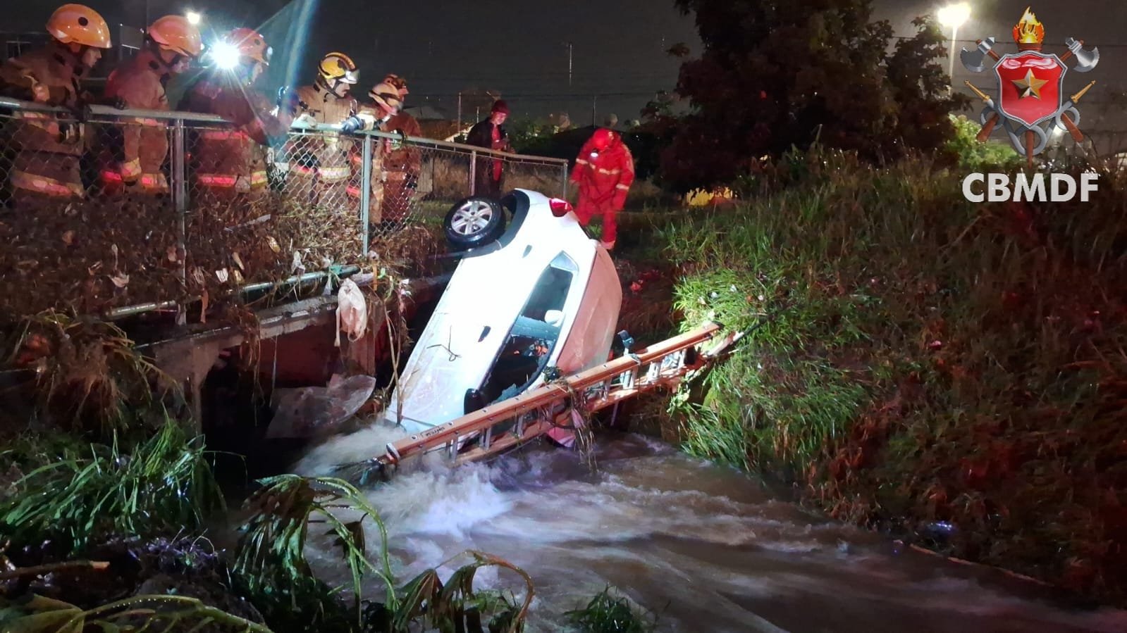 Carro cai dentro de vala após capotar na BR 060