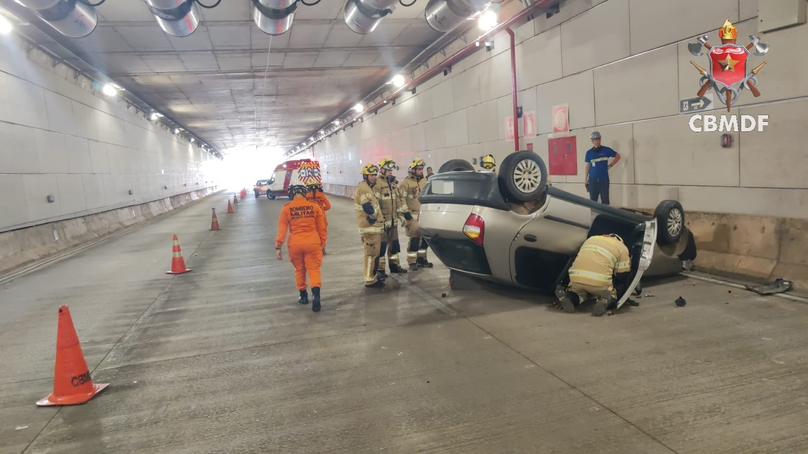 Carro capota e interdita duas faixas no túnel Rei Pelé, em Taguatinga.