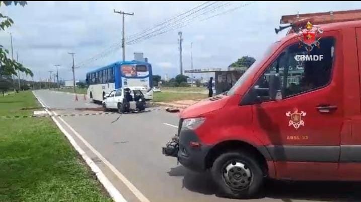 Carro colide com ônibus em Samambaia e deixa um ferido