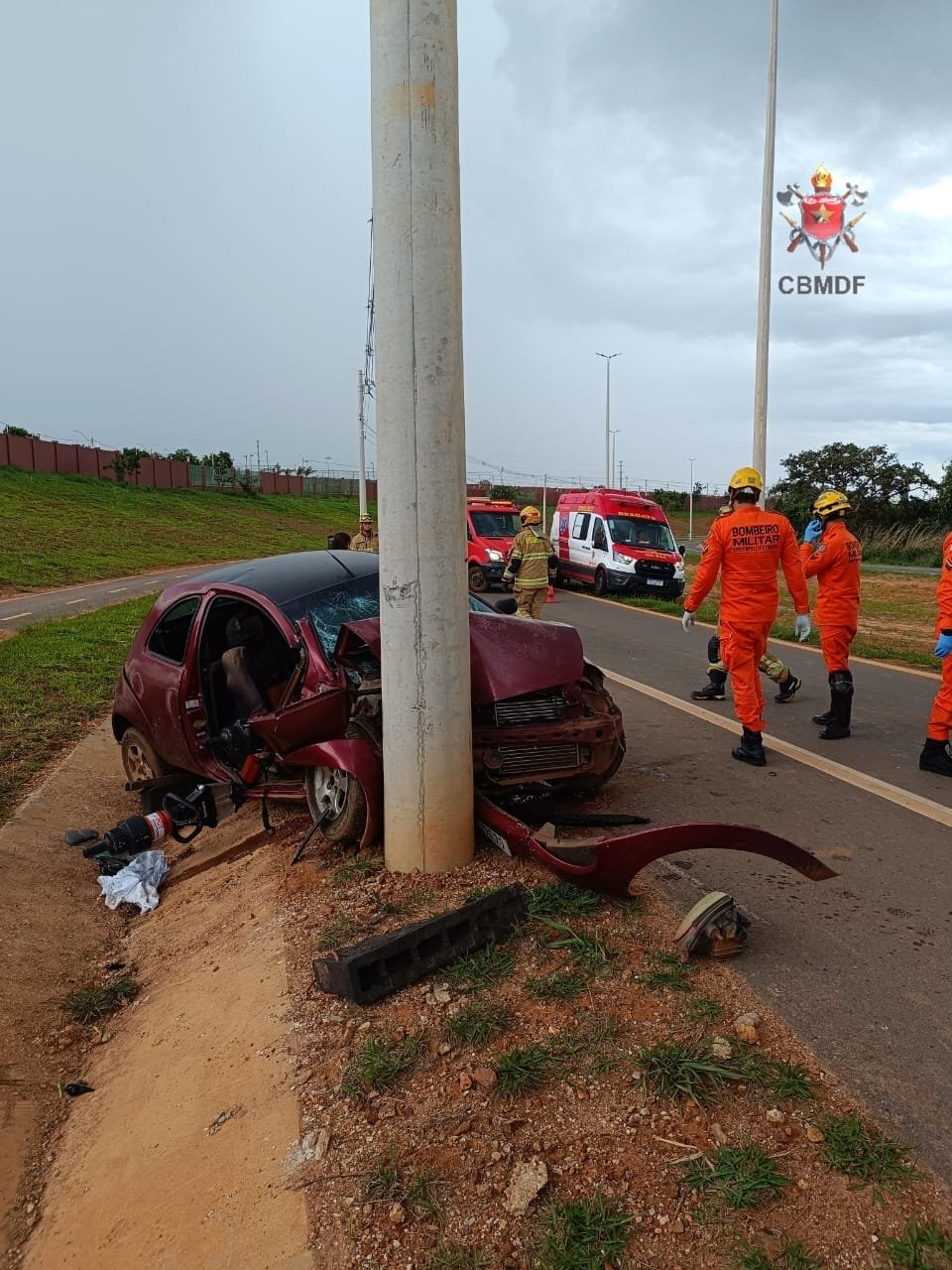 Carro colide contra poste e três saem feridos na DF 456