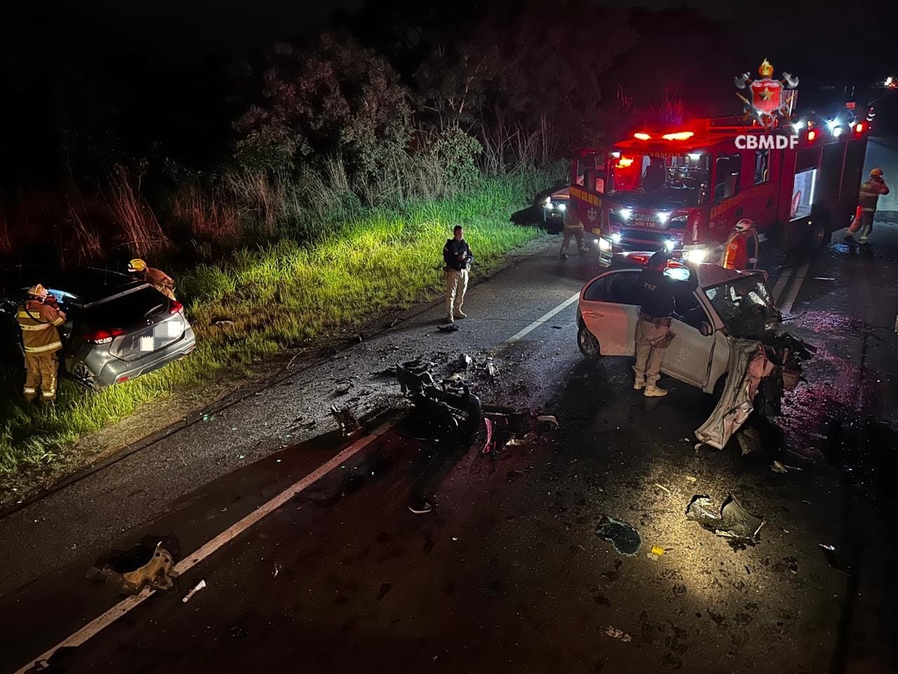 Colisão frontal na BR-251 resulta em duas mortes e interdição total da via