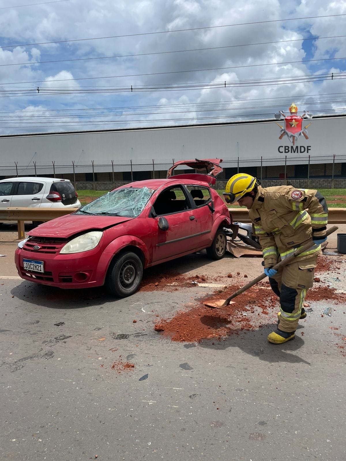 Colisão seguida de capotamento mobiliza resgate e interdita a BR-060 no Recanto das Emas