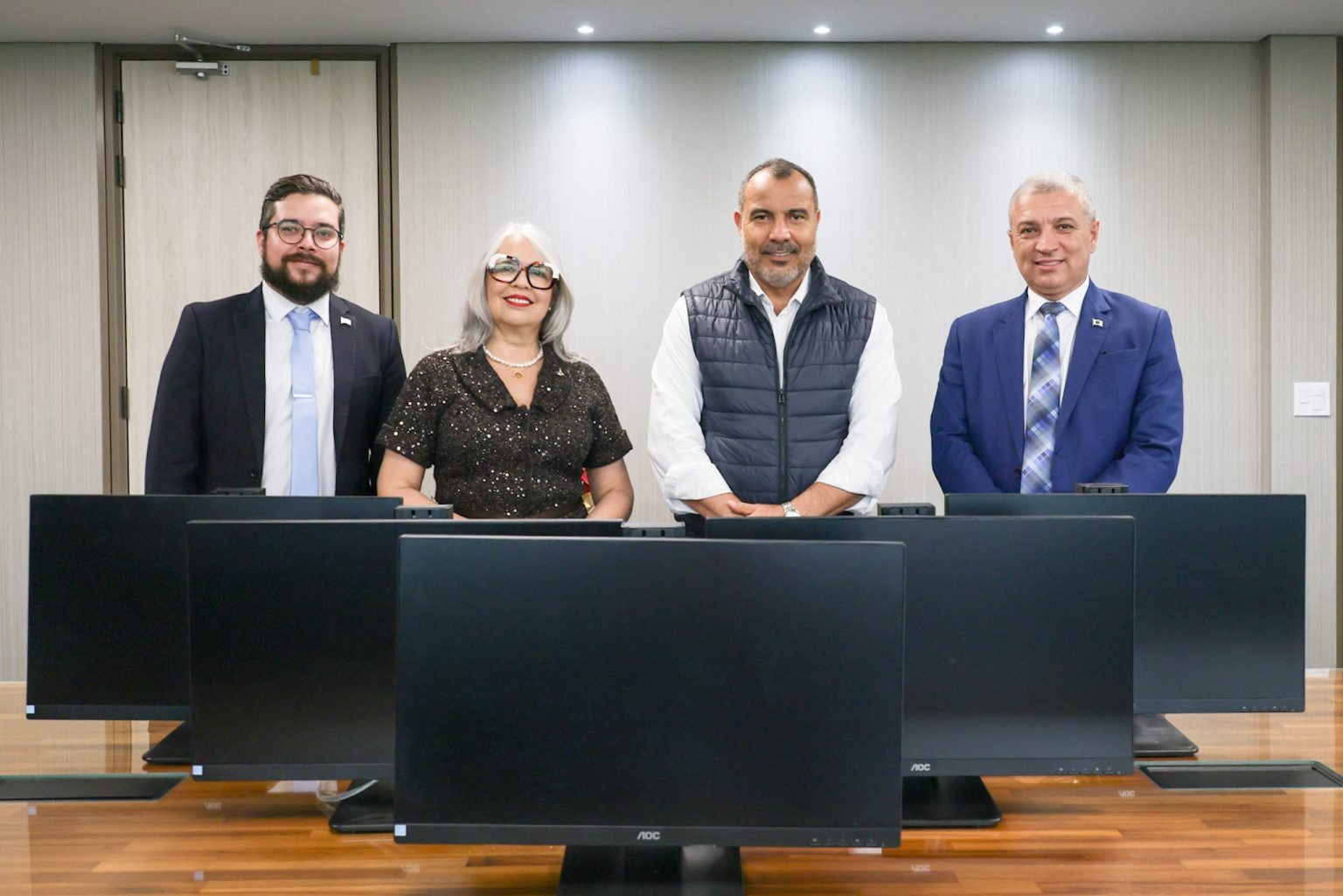 Educação do DF recebe doação de equipamentos de informática e odontológicos do TCDF