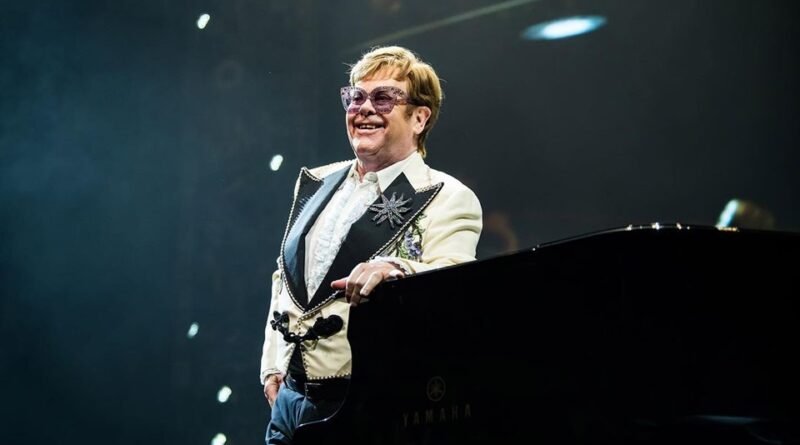 Foto colorida de Elton John - Metrópoles