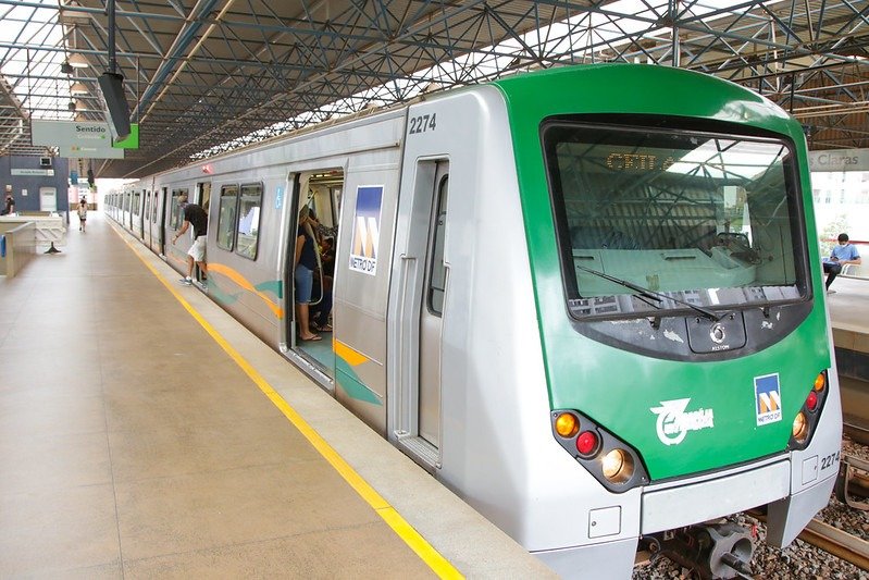 Escadas rolantes e elevadores de estações do metrô estão com defeito após fortes chuvas