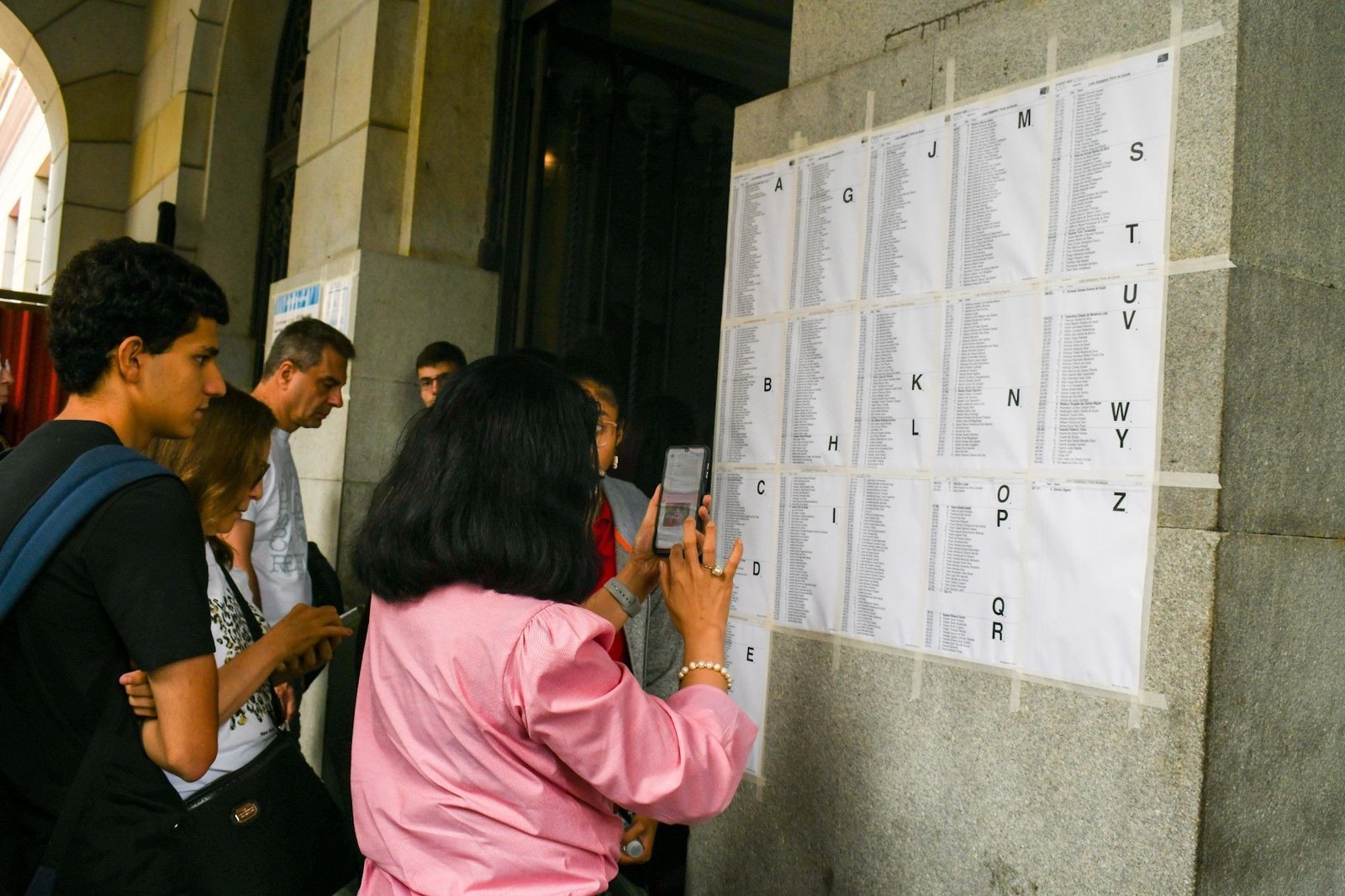 Estudantes reagem ao tema da redação da Fuvest: “problematizar a solidariedade“