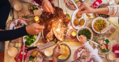 Imagem mostra uma mesa cheia de fartura com comidas da ceia de Natal - Metrópoles