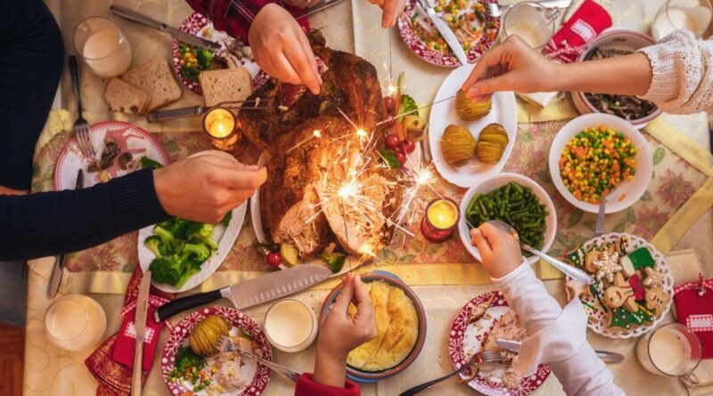 Imagem mostra uma mesa cheia de fartura com comidas da ceia de Natal - Metrópoles