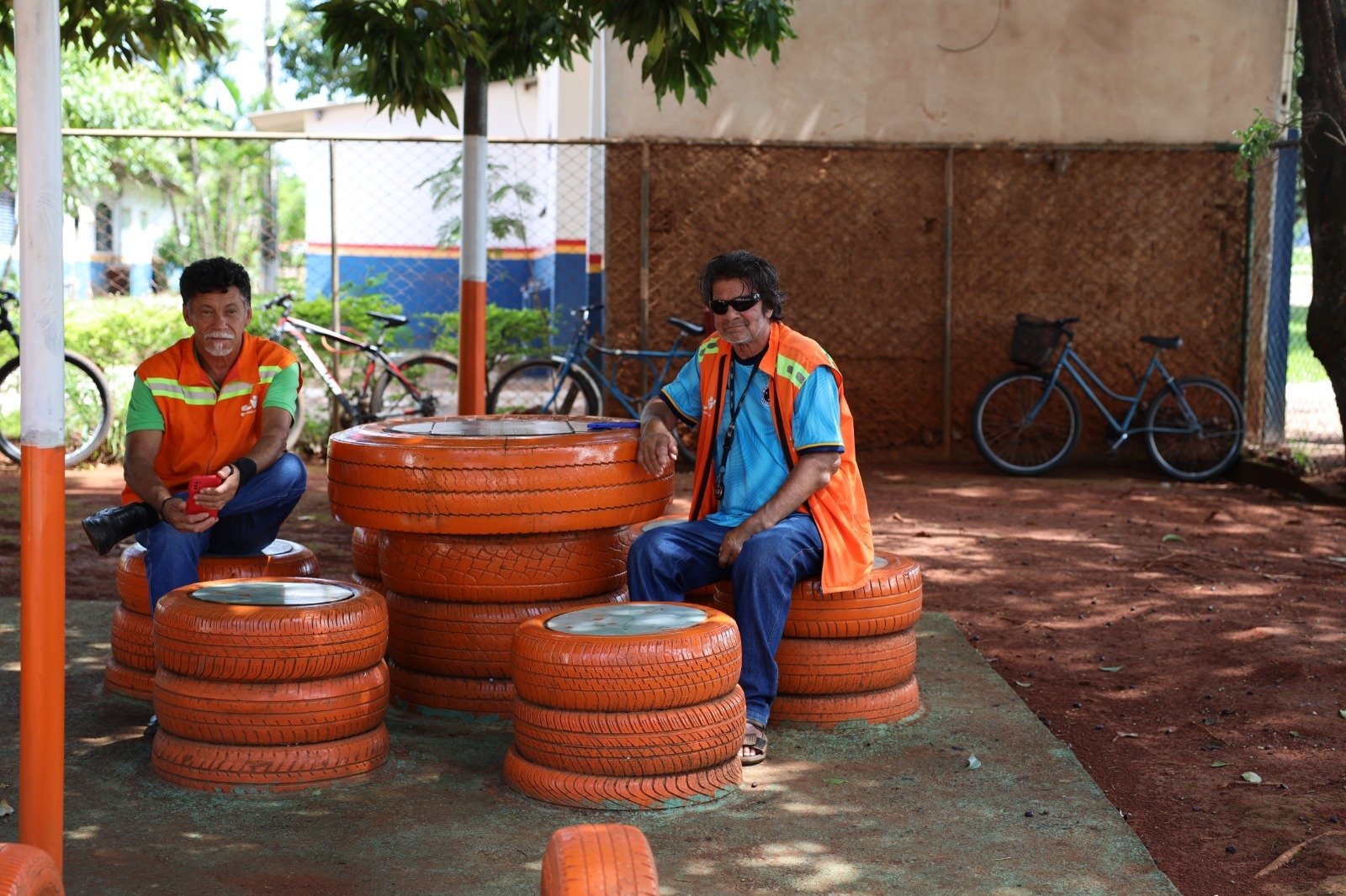 Funcionários do SLU-DF transformam pneus velhos em objetos artísticos