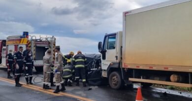 Imagem colorida de carro amassado por caminhão. Acidente deixou três mortos e uma criança gravemente ferida - Metrópoles