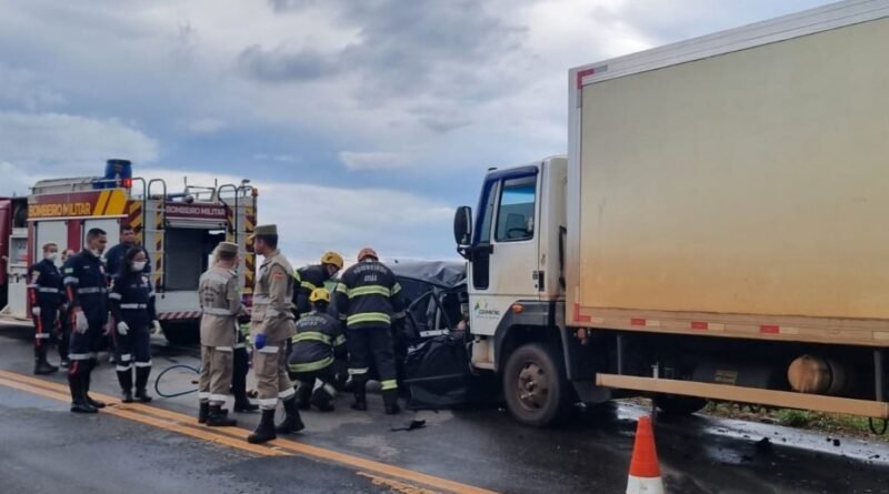 Imagem colorida de carro amassado por caminhão. Acidente deixou três mortos e uma criança gravemente ferida - Metrópoles