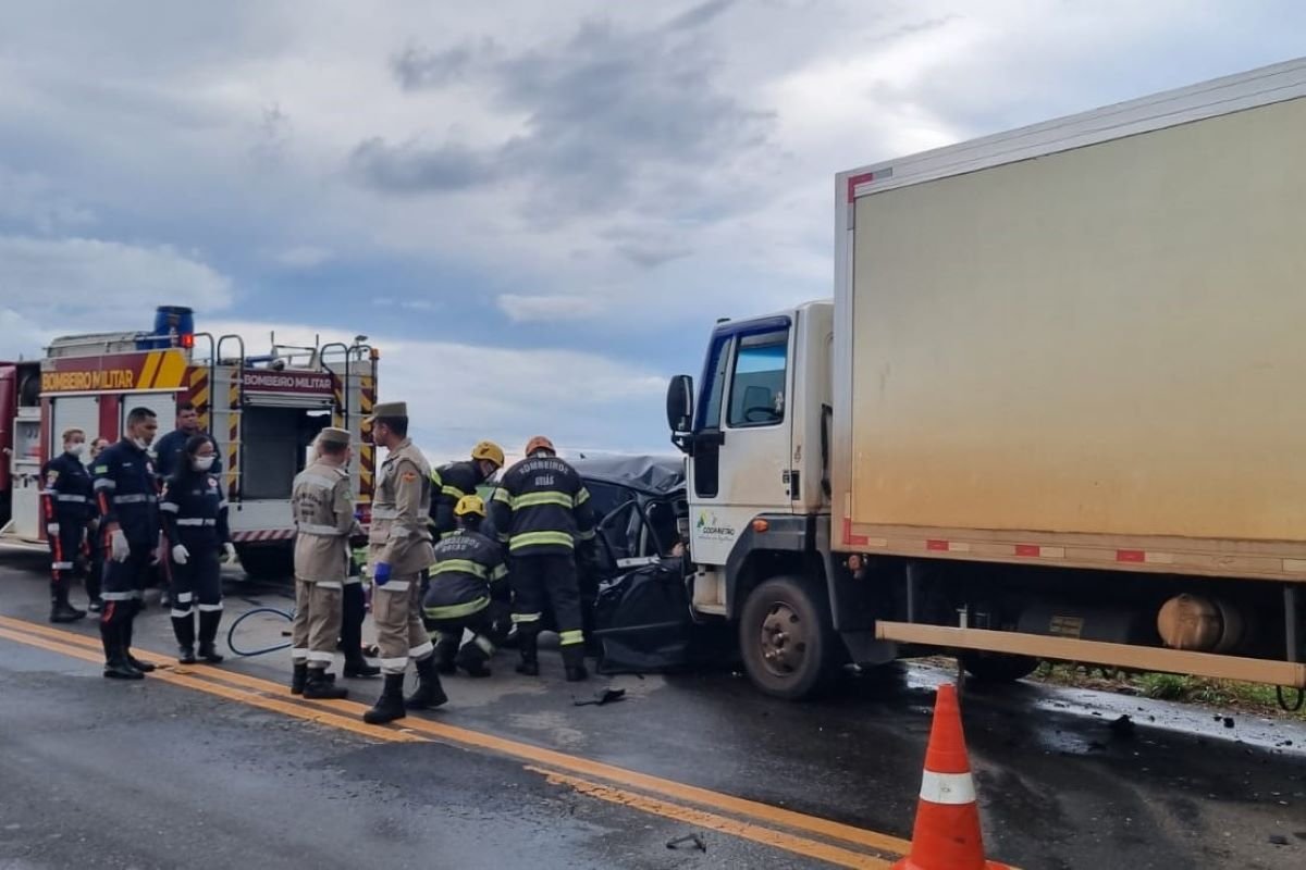 GO: colisão entre caminhão e carro deixa 3 mortos e uma criança ferida