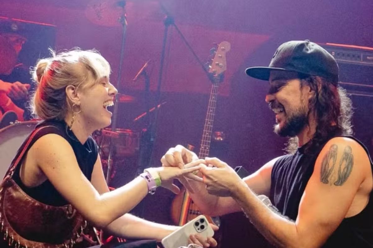 Gabriel O Pensador pede Gabriela Vicente em casamento durante show