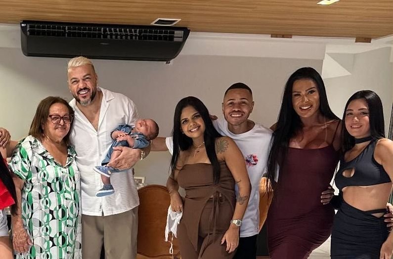 Gracyanne se reúne com Belo em festa de Natal