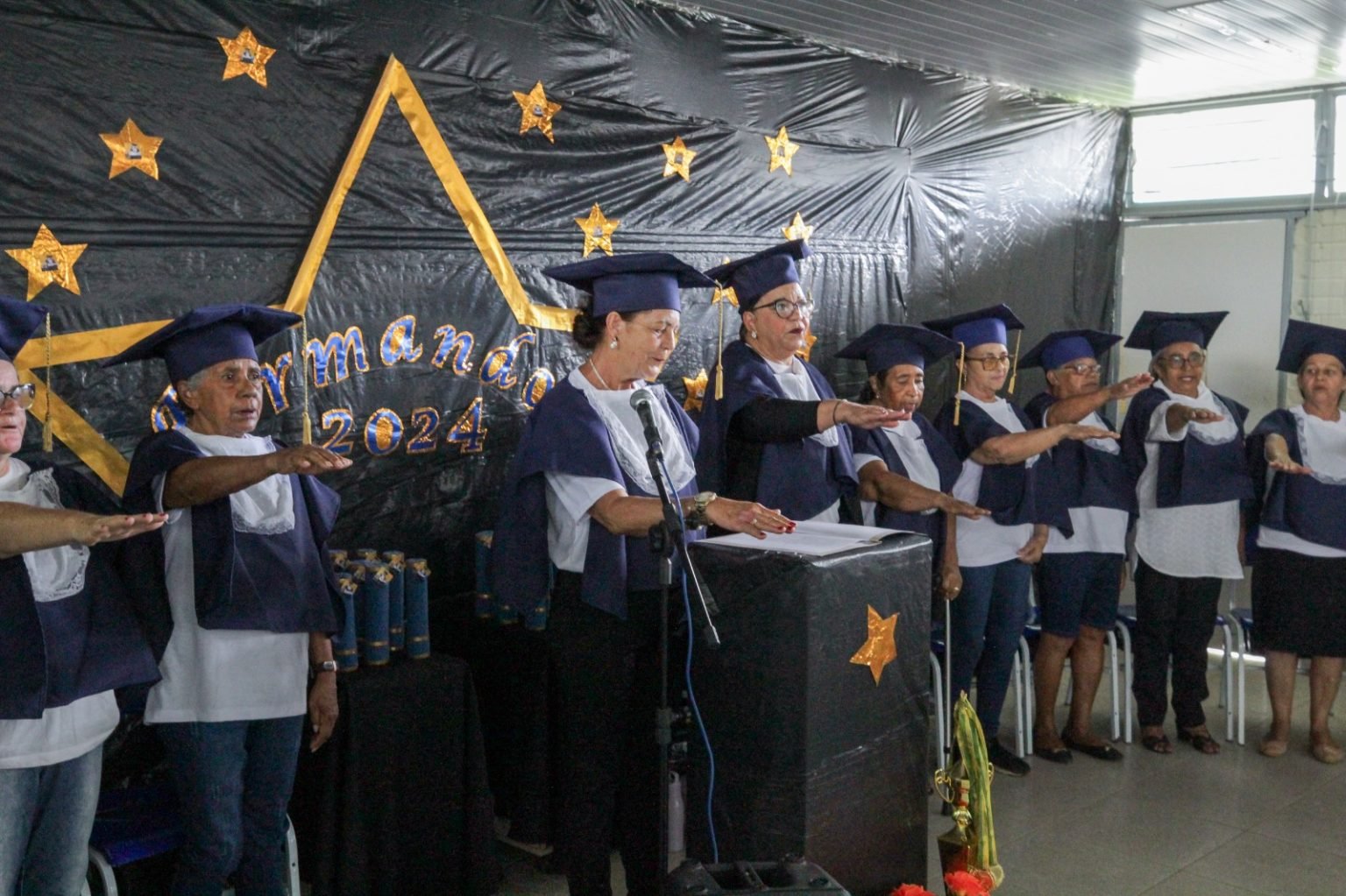 Idosos recebem noções básicas de letramento e participam de formatura simbólica em Brazlândia