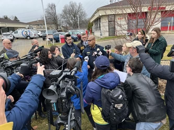 Investigação sobre ataque a tiros em escola avança, polícia busca motivo