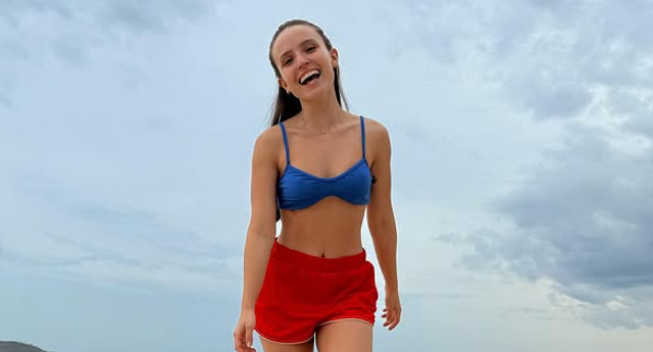 Larissa Manoela mostra dia de lazer na praia: “Andar com fé“